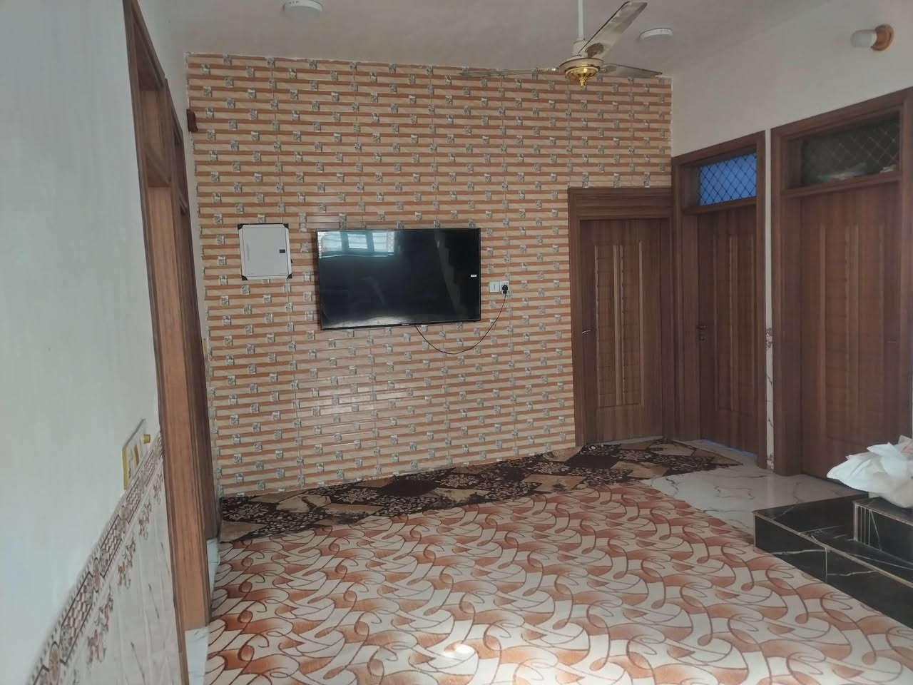 سلام عليكم دار للبيع مساحه 200 متر ركن طابوك جمهوري عنوان الحولي مال ابو مهدي المهندس عل حولي يتكون من كراج كبير وحديقه كبيره وستقبال وصاله وغرف عدد 2 وصحيات خارج والداخل وصاله فوك والصطح فرشي وملبوخ جاهز من كلشي تجي وتكعد بي كبل مفوض بل طابو عرض شارع 15 متر يبعد عن طريق زوار 80 متر التواصل (***********) (***********)
