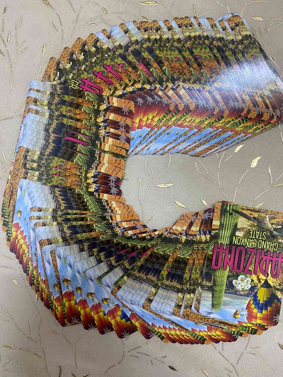 بعيد عن التلفونات،،ورق لعب بهذا الشكل كلش حلو كل ورقه مرسومه ومشروح عليها معلم من معالم ولايه ازيزونا الامريكيه
 مكاني موصل ***********
