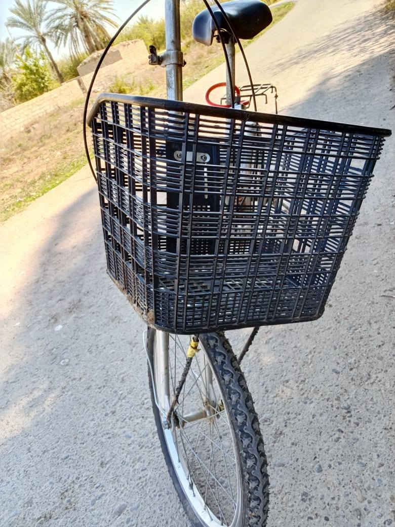 السلام عليكم. دراجه هوائيه للبيع مقفوله قفل ما بيه اي ضرر لون رصاصي حجم 20 نضيف حيل ما يحتاج اي شي  كلشي شغال تبديله عكرب شغاله ابريكات شغاله مكينه ام 6 فول السعر 75 وبيه مجال الاستفسار *********** مكاني صلاح الدين الضلوعيه ناحيه النهرين الحردانيه.
