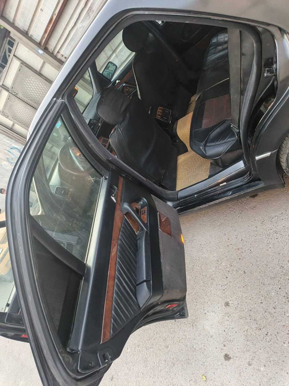 السلام عليكم للبيع أو مراوس بأقل شبح موديل ٩٢ ٦٠٠ محور vvt
المواصفات
دبل جام
مري جانبيه كهرباء 
تبريد ثلج 
كشنات كهرباء
تخم تاير 
باتري جديد
صدر خلفي أمامي 
داخل كلش نضيف
فتحه سقف طكتين
كهربائيات شغاله
النواقص
 الكيلو متر والرون ميشتغلن
مصبوغه عام بدون ضربه
صبغها مو حلو يرادلها أعاده صبغ فقط
باور ستيرن بي شويه ثكل
بوربرن خلفي جهة السايق بي صوت 
رقم بغداد دولي جديد باسمي 
سنويه لحد ٢٠٢٨
هزه كامله 
السعر ٦٥ وبيها مجال قليل 
السياره نضيفه أكثر من الصور 
العنوان بغداد حي الجهاد 
هاتف ***********
