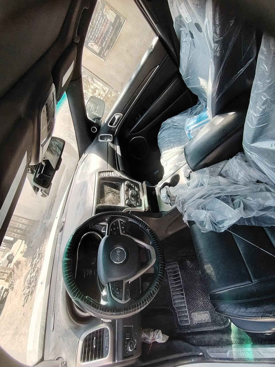 جيب كراند شيروكي امريكي شكل 201‪7
الحادث حالوب صفحت السايق مع البنيد وتم تبديل البنيد و ضربه  بل باب الخلفي عكس السايق معدله 

حداديه جديده كامله ما ناقصها شي 

مشروع وطني السنويه 202‪7

المواصفات 

1- جيب كراند شيروكي 201‪4 SUMMIT 

2- محرك 8V 570‪0

3- بصمة باب وبصمة تشغيل وتشغيل عن بعد 

4- قمارة السيارة بانوراما كامله 

5- مرايا جانبية نيكل مع شفط مع ترحيب كهربائي 

6- ويل ستيل SUMMIT اصلي مع طقم تايرت جديد

الحجم 20

7- لايتات زينون اصل عالي وواطي متحرك مع الاستيرن 

8- رادار امامي  وخلفي تفاعلي متعدد الاستخدام مع تنبيه الاسطدام وتنبيه عن وجود حادث امامك 

9- زراكات ماء الايت الامامي

10- حساسات امامي وخلفي جهتين

11- حساسات الاجتياز الجانبية 

12- جنطة كهربائية شفط 

13- اشارات في المرايا الجانبية 

14- غرفة السيارة اسود جلد مختوم summit

15- تحكم كهربائي متكامل

16- المقاعد تدفئة وتبريد كشن 

17- ستيرن كهربائي الحركة مع تحكم جهتين متكامل 

18- شفتات ستيرن للتحكم بالكير العادي 

19- شاشة دشبول كبيرة متعددة الايعازات

20- نظام الدفع الرباعي الفور ويل 4X4

21- نظام التعليق الهوائي ( الجكات ) ثلاث وضعيات

22- سماعات هارمن كاردن 16 سماعه مع المضخم

23- تنته كنتاره شاموا

24- ماوس كهربائي للتحكم في وضعيه القياده

25- كير اوتماتيك 

26- مرئات تعتيم عاكسه للضوء الداخليه و الجانبيه و تدفئه المرئات
ملاحظة : السيارة مزوده بمنظومة غاز شركة لاندريزو البريطانية

السعر $170  مع مجال بسيط

المكان _ البصرة

للتواصل:  ***********

