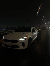 كيا ستنكر موديل 2022 GT LINE فول1/1 حادثها جاملغ وباب السايق الباب مصب...