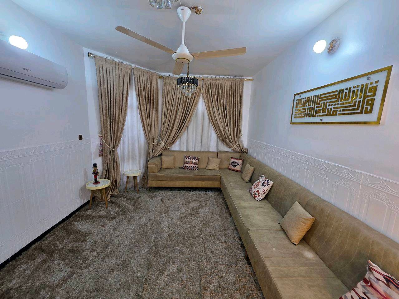 منزل للبيع في الشرطة الخامسة زراعي طابو ٢٥ بصف بيوت الطابو - بناء حديث  منزل بمواصفات ممتازة، نظيف جداً وجاهز للسكن الفوري.
​التفاصيل:
​المساحة: 100 متر مربع.
​الواجهة والنزال: واجهة 5 أمتار ونزال 20 متر.
​التصميم: يحتوي على استقبال، ممر، مدخلين، مطبخ، وصالة.
​الغرف: غرفة نوم واحدة مساحتها 5x5 أمتار (بعرض البيت).
​المرافق: حمام داخلي وآخر خارجي، بالإضافة إلى منور.
​التشطيبات:
​المطبخ والدرج وصولاً للسقف سيراميك بالكامل.
​البيت بصبغ جديد وبناء عام 2021.
​نظافة فائقة، لا يوجد رطوبة أو كاشي متقشر، ولا أي نقص.
​السطح معزول بالايزوكام.
​الخدمات: كهرباء 3 فيز مع ميزانية خارجية مرتبة وسلكترات بيها وميزانية أخرى في المنور ايضا ثري فيز، وكافة الخدمات كاملة (مجاري وغيرها).
​الموقع: الشرطة الخامسة، قرب حسينيه السيدة رقيه.
​السعر: ٩٠ مليون دينار عراقي (قابل للتفاوض).
للاستفسار الاتصال على الرقم 
***********