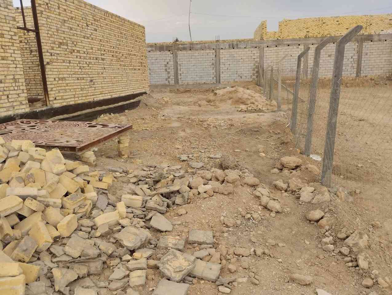 السلام عليكم للبيع بيت هيكل المكان حي منصور ع قريب علشارع العام المساحه 1000 متر 3 غرف ومطبخ حار وبارد وصاله وبراني سند 25 مداور *********** بي واتساب
