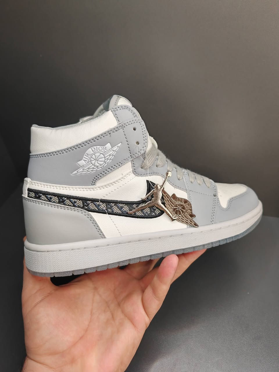 جوردن تحفة انتاج مشترك نايك و ديور قياس 41
متوفر حذاء نايك انتاج مشترك بين نايك و ديور، قياس 41 وطول القدم 26سم، كوالتي ممتاز جدا، طركة جلاتين، جديد غير مستخدم، قطعة راقية بمعنى الكلمه
يوجد توصيل لجميع المحافظات ***********
