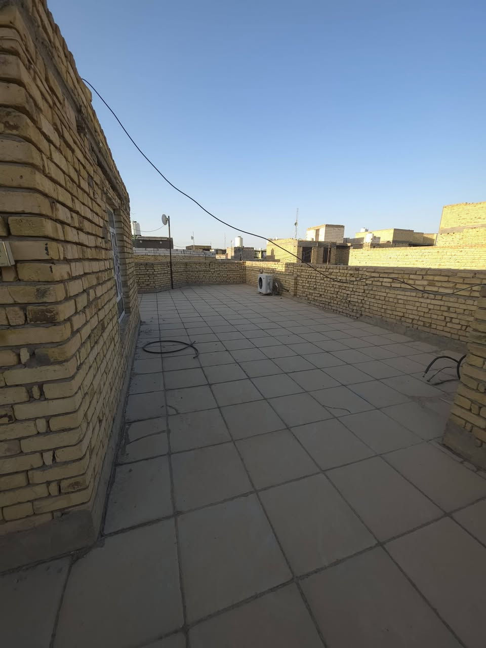بيت للبيع زراعي مساحته 260 متر خلف المستشفى التركي يحتوي على غرفتين وصاله كبيره ودوانيه وصحيات داخليه وخارجيه ومناور اثنين وكافه الخدمات
***********
