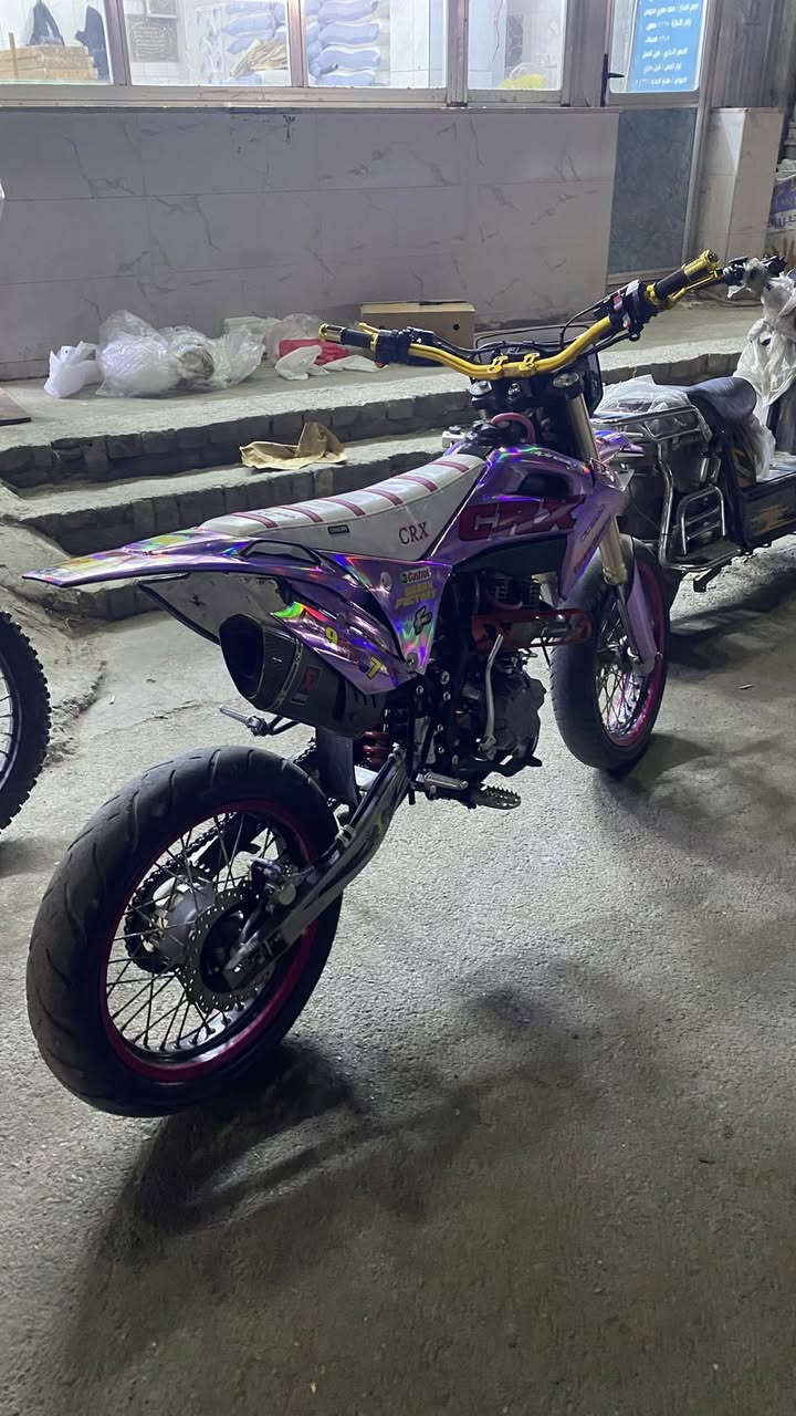 سلام عليكم دراجه قفاز CRX 300cc موديل 2025 ماشيه 10 الف
مكينه نضيفه كلش لا صوت ولا نضوح ولا تبخير وناعمه والدراجه عليها ادامه عامه من دسكات و تنضيف كابريتر وبلكات الدراجه كامله مكمله برغي مابيها نقص 

اخوان الدراجه ملغومه تزويد  وشم سمائي 7 الوان
ستيرن وقاعدات ستيرن وقبضات سكليتر ويدات بريك وكلج ذهبي اصلي 
تايرات و وياله سياحي مال كاوسكي
كشن دوشمه وعمل خاص عالي طبي 
صوندات 
وبيها منضومه شوته زرع رياضي 
صالنصه رياضي مال تي ماكس 

ملاحضه * انطيك وياها ويالاتها البلاديه وكفراتها وكل غراضها البلاديه وياها 
السعر : مليون و 900 بيها مجال قليل 
مكاني بغداد الصليخ او الـ600
رقمي ***********
