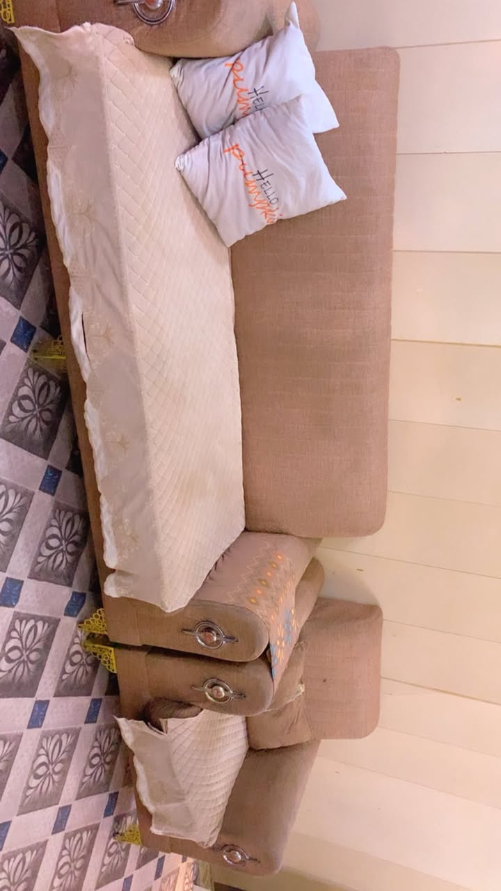 السلام عليكم تخم ١٠ مقاعد اشتريته ب ٩٠٠ رايده ب ٤٠٠ وبي مجال بسيط تخم مابي اي ضررر اخو جديد والفرشه مال تخم ويا الاستفسار ***********
