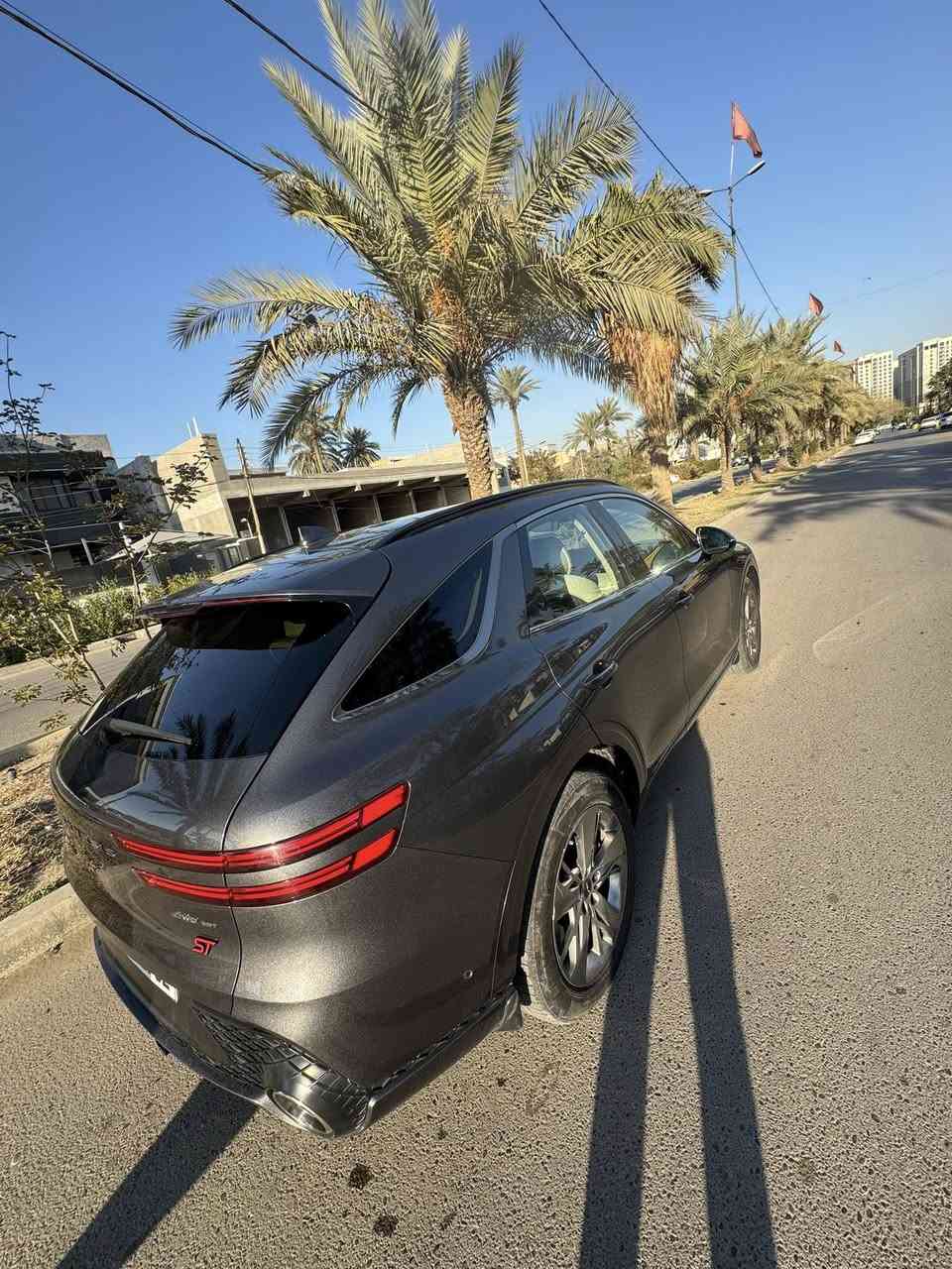 السلام عليكم
hyundai genesis gv70 2022
هواندي جنسزز 2022 فول الفول اعلى فئة محرك 6 سلندر 3,5 تون تيربو 
375 حصان طيارة ارضية 
حادث السيارة البنيد نفس اللون اصلي بلادي والجاملغ كذلك مبدل 
وصور الحادث مرفقة بالمنشور والسونار كذلك مع الصور 

رقم بغداد الدولي بااسمي تحويل ثاني يوم 
ماشية 72,000 Km مو ميل 
المواصفات: 
شاشه كبيرة ١٢ بوصة 
تشغيل عن بعد 
بنوراما 
حساسات خلفي امامي
كشنات كهرباء 
صندوك كهرباء شفط وذكي يفتح عند الاقتراب 
كير ماوس 
 هيترات بالكشنات وتبريد بالكشنات 
فول تحكم ستيرن وشفتات 
رادارات 360
مري شفط 
ترحيب شعار جنسسز عند الاقتراب
هاند بريك بصمة
بصمة ابواب ودخول ذكي 
تحديد مسار
كشن السايق ميمري
لايتات لد 
بكلايت لد
رادارات امامية ورادارات خلفية وجانبية 
اوتو هولد 
اوتو ستارت
شفتات بالاستيرن
هيتر بالاستيرن 
 شحن وايرليس 
استيرن كهرباء 
5 وضعيات قيادة (Sport ,Sport plus , eco, 
‏comfort , snow) 
وضعيات الجلوس الذكية والصحية للعامود الفقري 
قيادة ذاتية 
العينية 3D 
نظام صوتي عالمي مكون من ١٦ سماعة ودمام 
كشن السائق مساج 
انارة ليد داخليه متغيرة الالوان 
٥ كامرات ورؤيه محيطية وكامرات بالعينية عند الاستدارة وفتح الاشارة 
 
تحريك السيارة للامام وللخلف بالبصمة ونظام اوتو بارك 
وباقي المواصفات المعروفة بالجنسزز 
السيارة تخبل ومناقصها برغي واحد وتخم تايرات جديد 
 
مكان السيارة بغداد السيدية 
للاستفسار ***********
