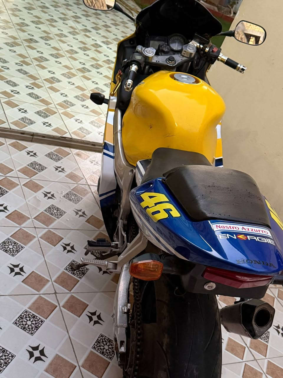 سلام عليكم
HONDA F4I 600 للبيع
الدراجه كامله مكمله مكينه ما مفتوحه 
دراجه بيه اوراق 
تجي تفحص وتشوفه 
السعر ١٨ وبيه مجال قليل حك الجيه 
مكاني ديوانيه المركز ***********
