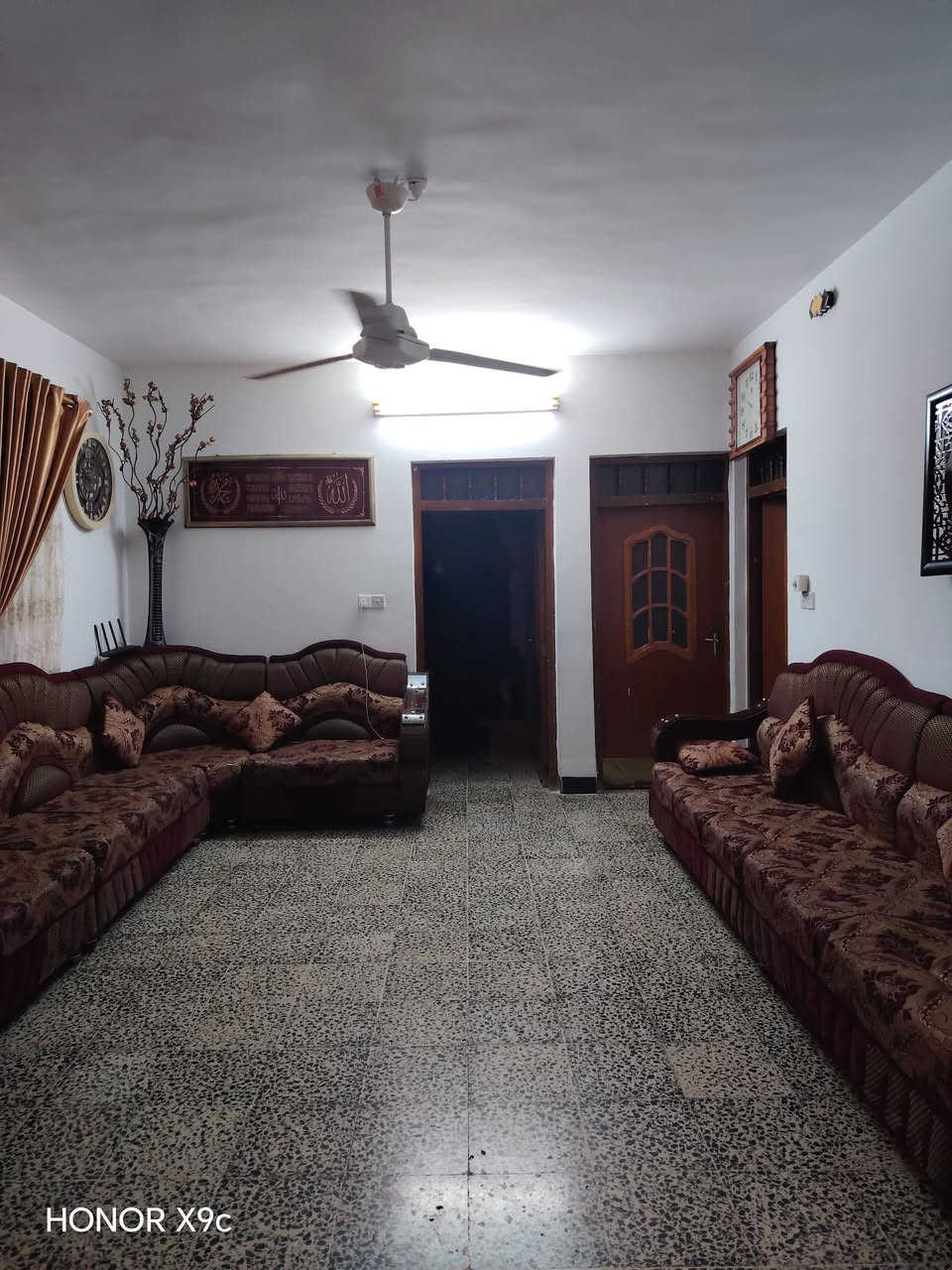 🏡✨ فرصة مميزة للبيع في أحد أفضل مواقع حي الرفاق ✨🏡
📍 حي الرفاق – قرب الروضة المحمدية 🌟 موقع ممتاز جداً وخدمات كاملة 🏫 قريب من المدارس والأسواق والجوامع والمراكز الخدمية
📐 المساحة: 233 متر مربع 📏 الواجهة: 10 متر 📏 العمق: 23 متر
🏠 العقار طابق ونصف
🔹 الطابق الأرضي: ▪️ غرفتان نوم ▪️ هول واسع ▪️ استقبال ▪️ مطبخ ▪️ صحيات ▪️ كراج واسع
🔹 الطابق الثاني: ▪️ غرفتان نوم ▪️ هول ▪️ صحيات
✅ العقار بحساب أرض ✅ صالح للسكن مباشرة ✅ منطقة هادئة ومخدومة بالكامل
📞 للتواصل والاستفسار: *********** ***********
📍 مكتب تاج الملوك للعقارات حي البكر – سايدين الكنيسة – مقابل أزياء الأصدقاء
🏘️ عندك عقار للبيع أو للإيجار؟ راسلنا على الخاص أو اتصل بنا مباشرة.
👑 مكتب تاج الملوك للعقارات عنوان الثقة
