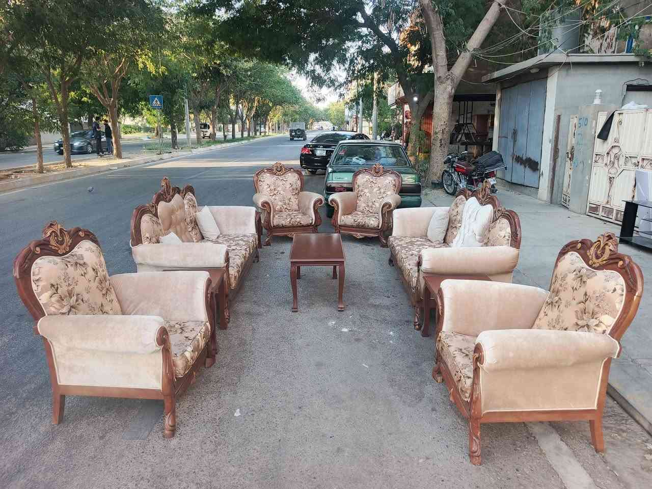 سلاوهاورییان
ئە م تاقمە کلاسیکە بۆفرۆشتن
10نە فە رییە  تورکی ئە سلییە دارکویزە
لۆک لۆکە بە لۆکی ماوە تە وە وە ک شوشەوایە
5تەپلە ی خۆی لە کە لە
ژ.م***********
شوین.کەلار
