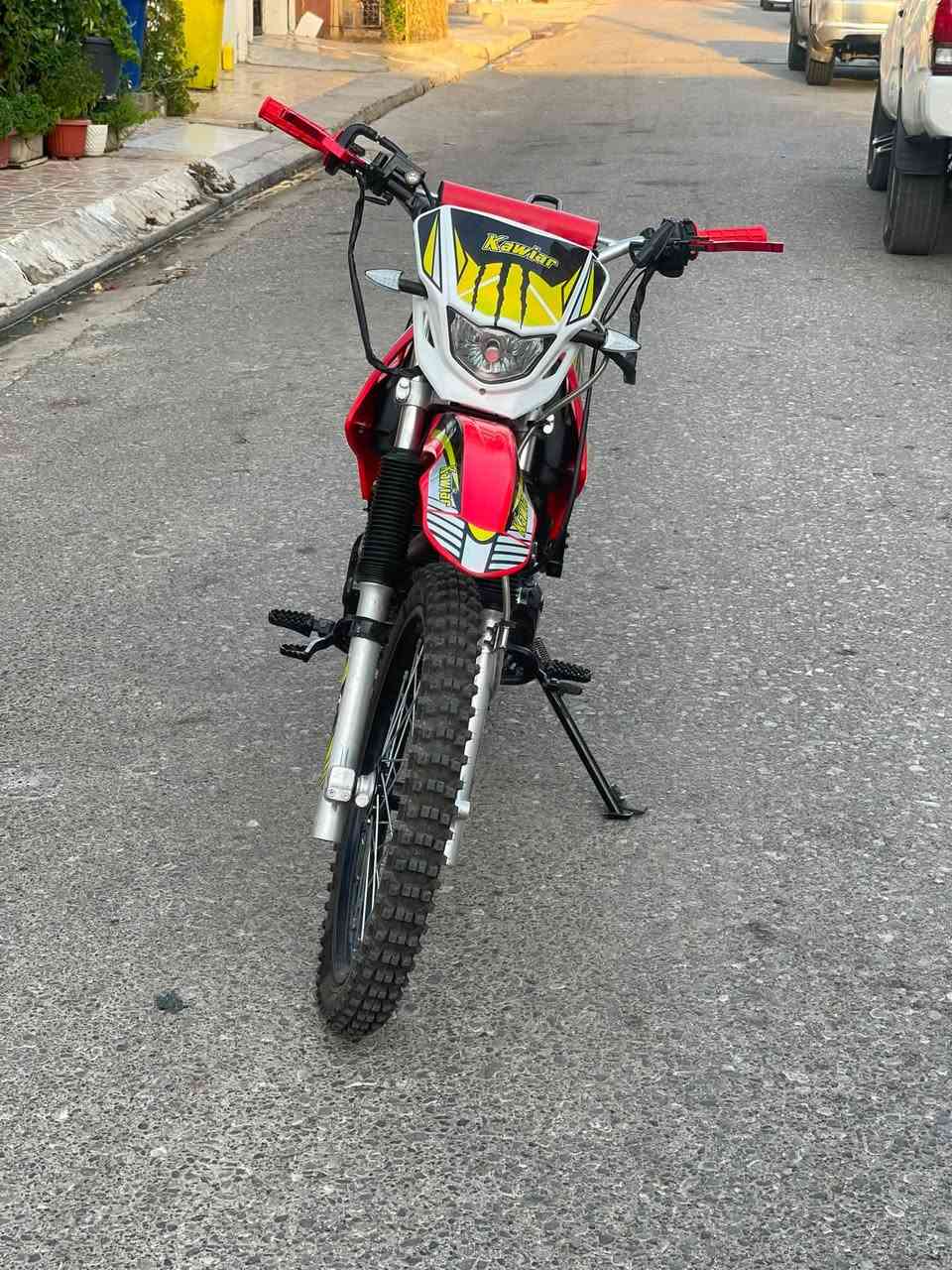 سەرەتا بەناوی خودا kawiar مەکینە 200cc مانتۆڕەکە سفڕە دوو مانگە دەرهێنراوە هەموو گیانی بەشەرتە  دەسکە کلاج و گێڕ قەپاخ بەنزینی سپۆڕتی بۆ بەستراوە کامل ئەشیای خۆی لەگەڵە ئاوێنە درعی سەر دەسکە کلاج کڵاوێکی قەفازی لەگەڵە 
شوێن هەولێر :*********** 

بسم الله الرحمن الرحيم
دراجة Kawiar 200cc.
الدراجة جديدة، مستعملة لمدة شهرين فقط. جميع أجزائها أصلية. تم تركيب مقبض كلتش (الكلج) رياضي، وناقل الحركة، وغطاء خزان الوقود الرياضي. جميع القطع الأصلية موجودة معها، بالإضافة إلى المرايا، وواقي مقبض الكلتش، وخوذة وقفازات.
الموقع: أربيل
📞 ***********
