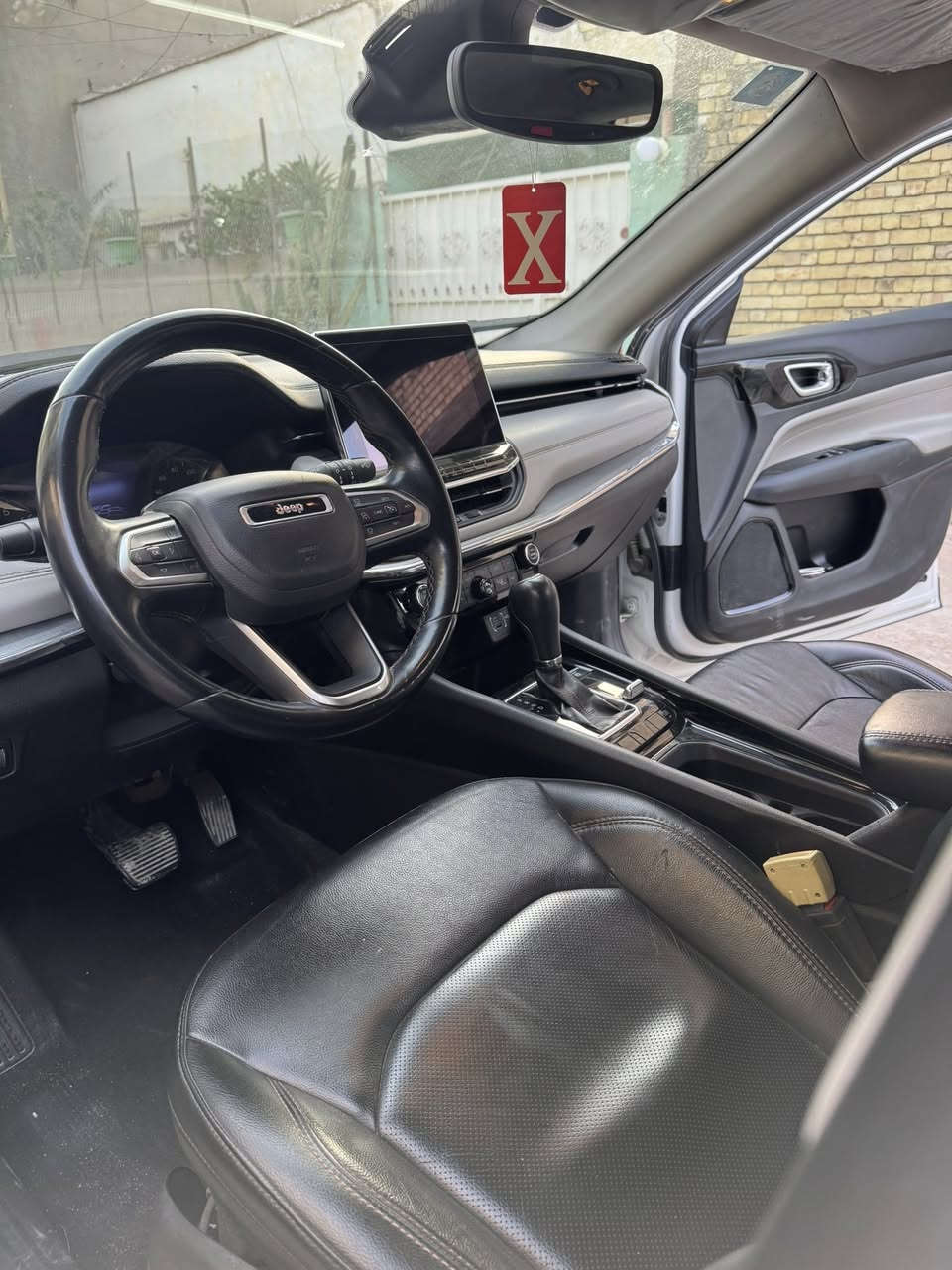 السلام عليكم 

للبيع جيب كومباس ٢٠٢٢ 
رقم بغداد الجديد 
السيارة ماشية (٢٦.٠٠٠) قابل للزيادة
مواصفات كاملة فول عدا الفتحة 
السعر (١٥٠$) 
***********. مكانها بغداد
