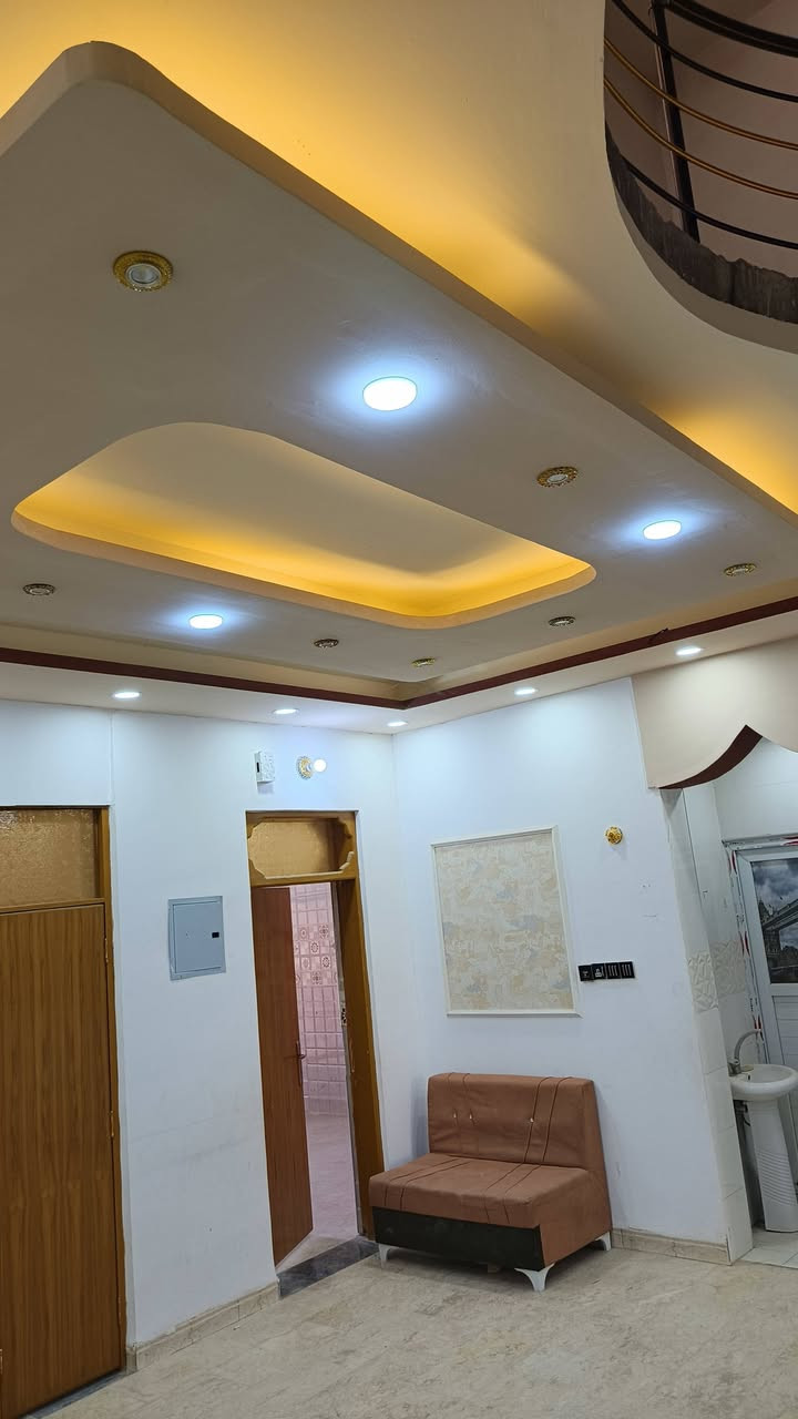 يا الله سلام عليكم 200متر للبيع بناء طابوك صب كونكريت يحتوي على غرفتين او صاله وستقبال مطبخ حار او بارد شارع المطار جديد بشارع علكم بشارع حاتم الخير نهايت المقرنص بل بدايه سند 25 مع حديقه 200متر ***********
