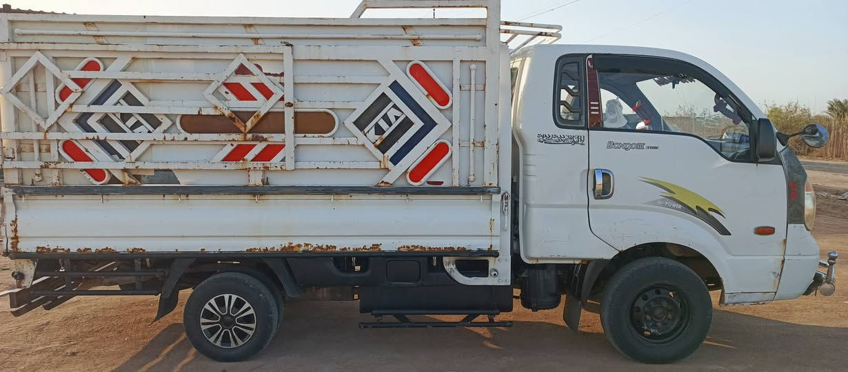 سيارة كيه بنگو للبيع موديل ٢٠٠٩ مكينه مسكر مفتوع بم والوزن الماكينه بيها كازكيت السيارة رقمها بصرة رقم مميز السيارة بأسمي التحويل ثاني يوم السعر ٧٣ وبيها مجال حداديه جاهزة تخم تاير الشراي يتصل على هذا الرقم ***********
