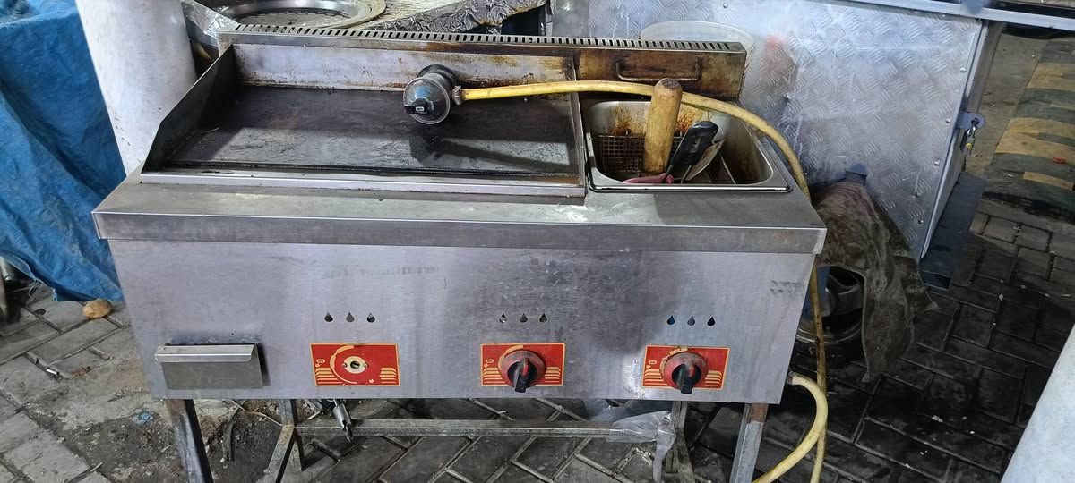 غراض مطعم البيع السعر خاص طباخ مال فلافل وطاوات وقلايه مال همبركر ومال فنكر وعربانه وخلاطات عصير وجام خانه وبنكات عدد 2جداريات سعرخاص *********** وتساب
