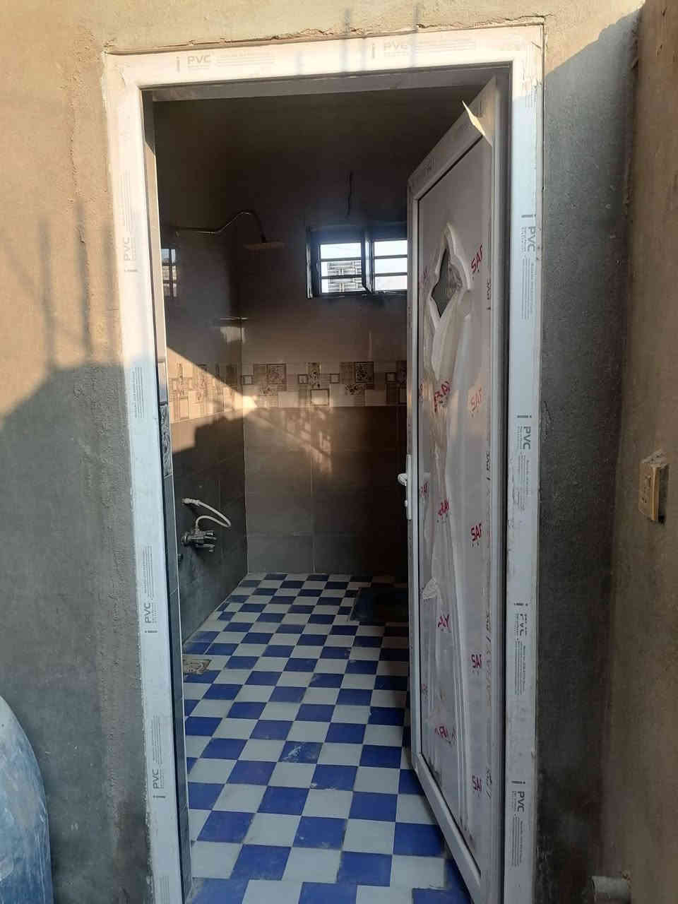 على بركه الله يوجد بيت ركن 200 m للبيع ومراوس في عرصه غرفتين نوم وصاله مطبخ حار وبارد مجموعة صحيات داخليه وخارجيه بيت جديد ستوه كمل بناء درجه اولى حي اور الثانيه ركن مقابيله حديقه   الفرع الي يم انوار ابو المطعم        الاتصال على الرقم *********** ابو مصطفى مكلف بنشر
