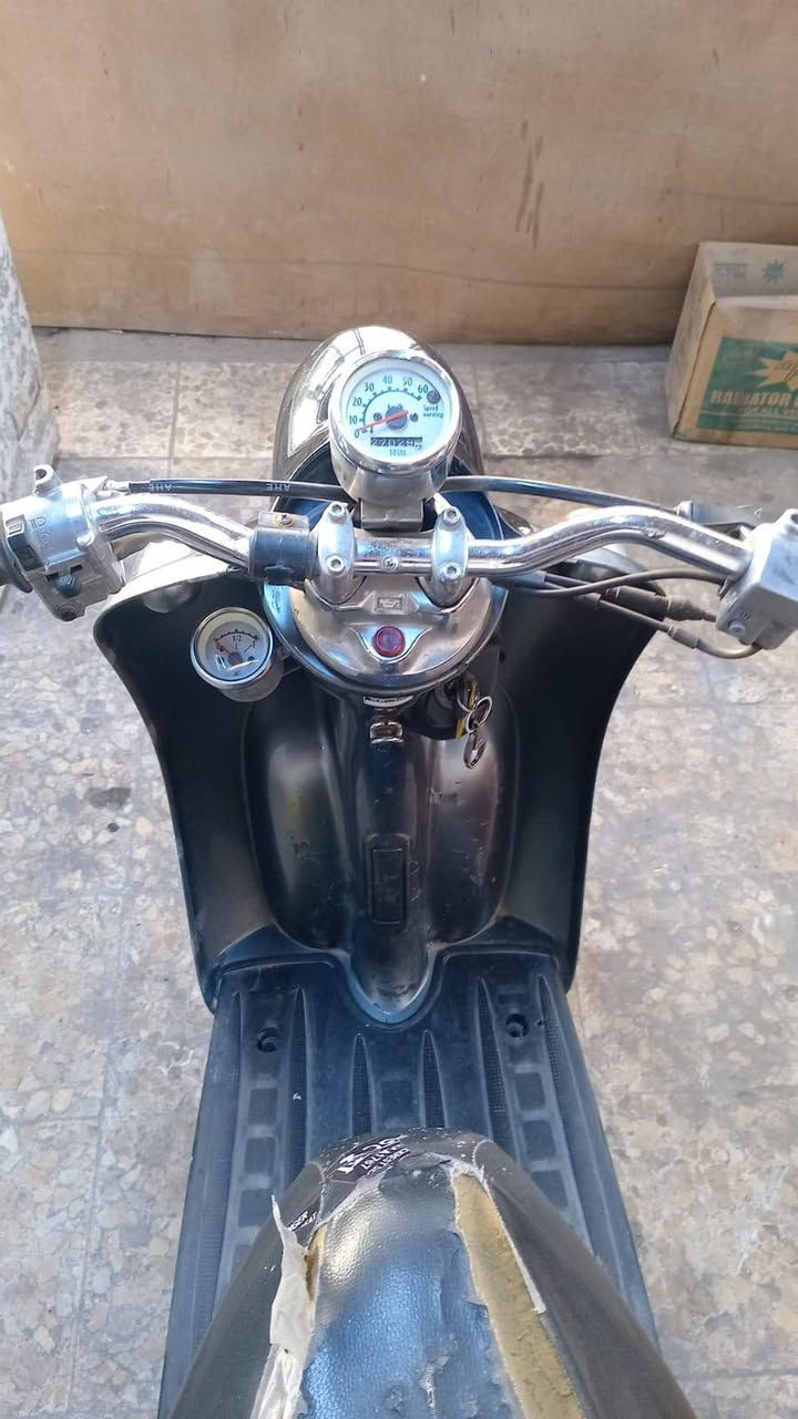 سلام عليكم شباب للبيع دراجه كلاسك فحل دراجه نكره هندر واحد شلع معدل تخبل مكينه بلاديه كهربائيات كله شغاله لايت اشاير هورن نقصه فقط اصفاح وباتري وكله بلادي حته لفيشه مال باتري بلادي سعر 200 وبيها مجال للطيبين مكاني بغداد مدينه الصدر وهذا رقمي ***********
