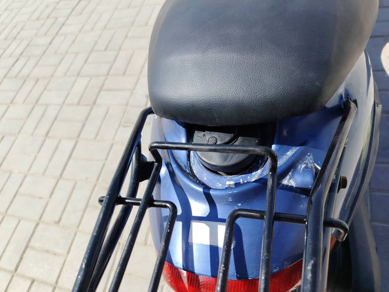 دراجه بيجي للبيع السعر ٤٠٠ وبيهه مجال الشراي يتصل عل الرقم *********** مكانهه السماوه كرهبايات شغاله مكينه ناعمه دراجه جديدة احله من الصوره
