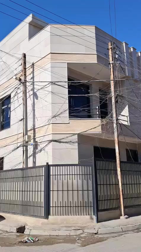 دار المساحه٥٠ م  ركن موقع مميز البنوك حي التربيه خلف مرطبات الصفصاف  امامه لا يوجد دور  سكنيه. قرب شارع المطاعم
   الطابق الارضي ممرخارجي على طول الواجه  صالة استقبال   مطبخ حولي كبير  خدمات الطابق الاول ٢نوم  الغرفه الكبيره ماستر.        للاستفسار الاتصال
   مكتب محجوب للعقار  ***********
