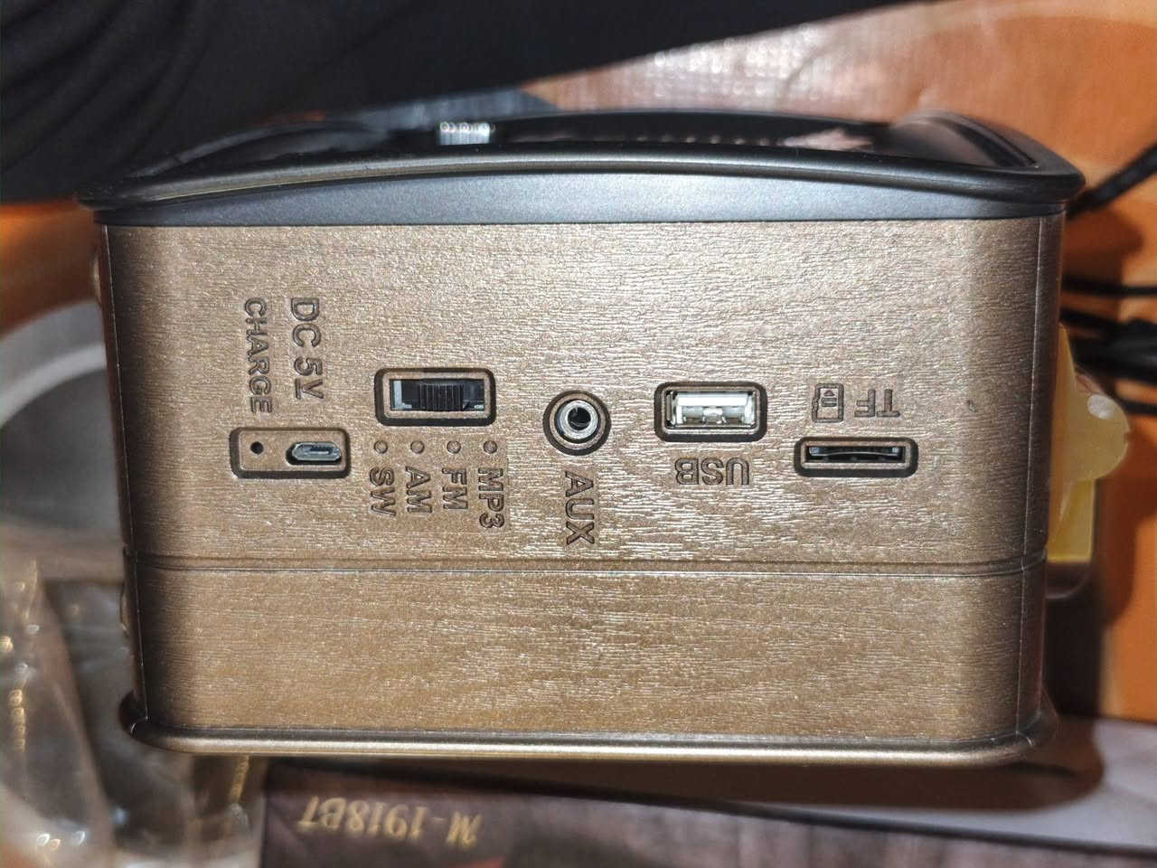 هذا الجهاز هو راديو Meier M-1918BT كلاسيكي بتصميم عتيق (Retro).يدعم تقنية Bluetooth 5.0 للاتصال اللاسلكي وتشغيل ملفات الصوت من الهواتف.يحتوي على منافذ USB و TF Card لتشغيل ملفات MP3 مباشرة.يعمل ببطارية قابلة للشحن ويستقبل موجات AM/FM/SW.


**إذا كنت صاحب هذا الإعلان وتريد حذفه لأي سبب، رجاءا أرسل رسالة إلى الدعم الفني**