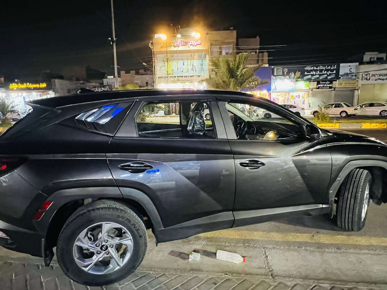 للبيع هيونداي توسان 2022 وارد أمريكي ((سعر مناسب))
لون مميز جداً وواضح بالصورة، السيارة ماشية 66 ألف فقط وتعتبر بحالة ممتازة وما محتاجة أي مصروف

محرك 2500 سي سي
حادثها السابق بنيد وجاملغ أيسر  وتم التصليح بشكل ممتاز
مبدلات بلاديات
كلير كم قطعه بدون أي حادث
المحرك، الكير، الصدر، التبريد، الكهرباء، والتايرات كلها بحالة ممتازة جداً

مواصفات:
شاشة كبيرة
تحكم بالستيرن
إطفاء وتشغيل المحرك أثناء التوقف الازدحام لتوفير الوقود
قيادة آلية
رادارات وحساسات حماية
لايتات زنون
كاميرا خلفية
مثبت سرعة
بصمة تشغيل
مكيف ممتاز
اقتصادية بالوقود ومريحة بالسفر والاستخدام اليومي

السيارة من 2022 عدنا استخدام شخصي ومحافظ عليها وسبب البيع التغيير فقط  السعر ١٦٥ قفل 

الموشراي والجادين بالشراء أهلاً وسهلا  أما جماعة "عدنا أرخص" فنتمنى منهم المشاهدة فقط ومشكورين

للتواصل:
***********

الموقع:
بغداد – الغزالية أو حي الجامعة
