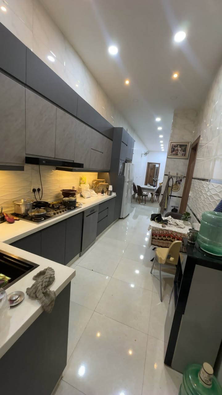 مساحه 203 متر كراج حديقه مطبخ مع كاونتر مودرن
استقبال هول كبير حمام غرفة نوم كبيره مع حمام سويت 
مناور عدد ثنين الطابق الثاني بيتونه كبيره فقط 
وممكن بناء 3 غرف 
كهرباء سقف بوري رفت بناء درجة ممتازة طابوق 
خدمات سيراميك غربيات تعليق 
شارع عرض 9 متر 
العنوان دوانم الشرطه الخامسة قرب جامع الكرطان شارع الفتلاوي 
كافة التفاصيل والسعر على الرقم التالي متوفر خط او واتساب 

‭0771 348 5822‬
