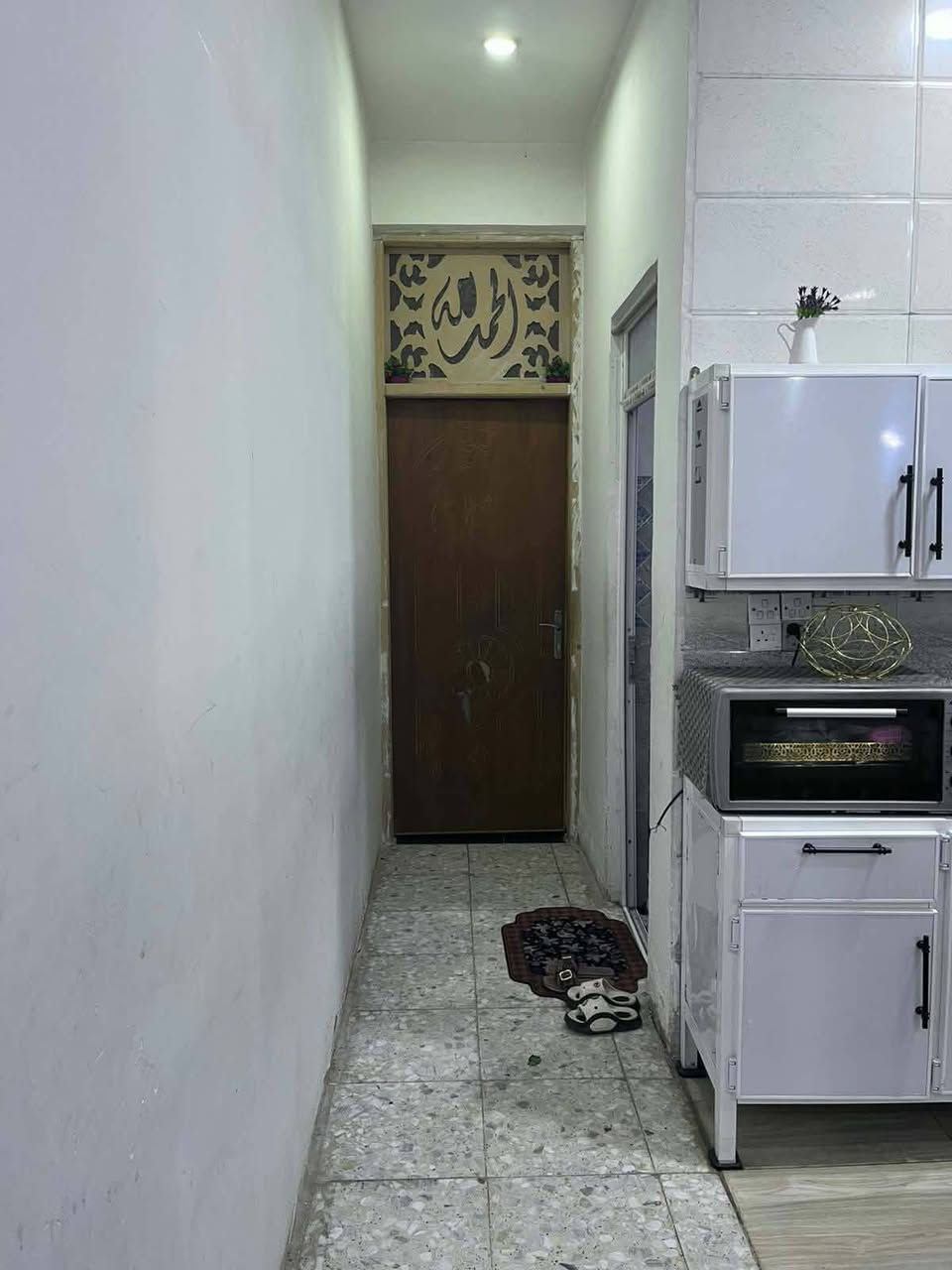 سلام عليكم للبيع بيت  مساحه 100م طابق واحد حي الكوفه  يبعد عن اسواق ادم 5 افرع  وقريب ع المخازن الاتصال
***********
