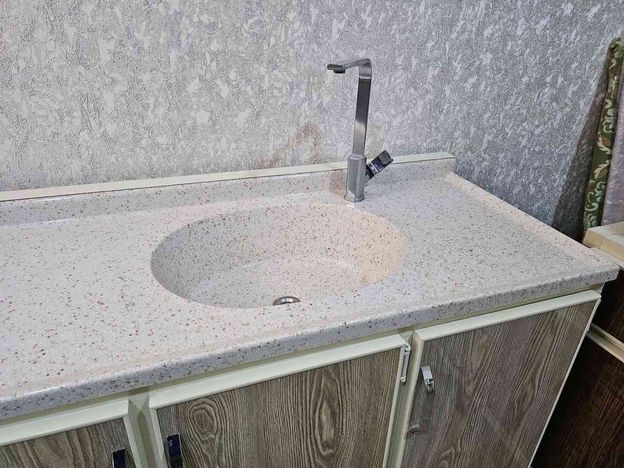 السلام عليكم.. 

كاونتر مستخدم ٦ اشهر فقط اخو الجديد نظافة 100/100 مابيه ولا شخط وبالحقيقة احلى من الصور.
قطعة مرمر كاملة ويا السنك كامل مكمل وياه الخلاط ومنظم. 
تفصيله كلف اكثر من مليون دينار.

القياسات
الكاونتر 3 ابواب عرض 1.5 متر عمق 60 سم
الكاونتر مع سنك عرض 2 متر عمق 60
الملحق عرض 2 متر
السعر 550 الف
عنواني حي تونس/ آفاق عربية
رقم التلفون ***********
                                                     ***********
