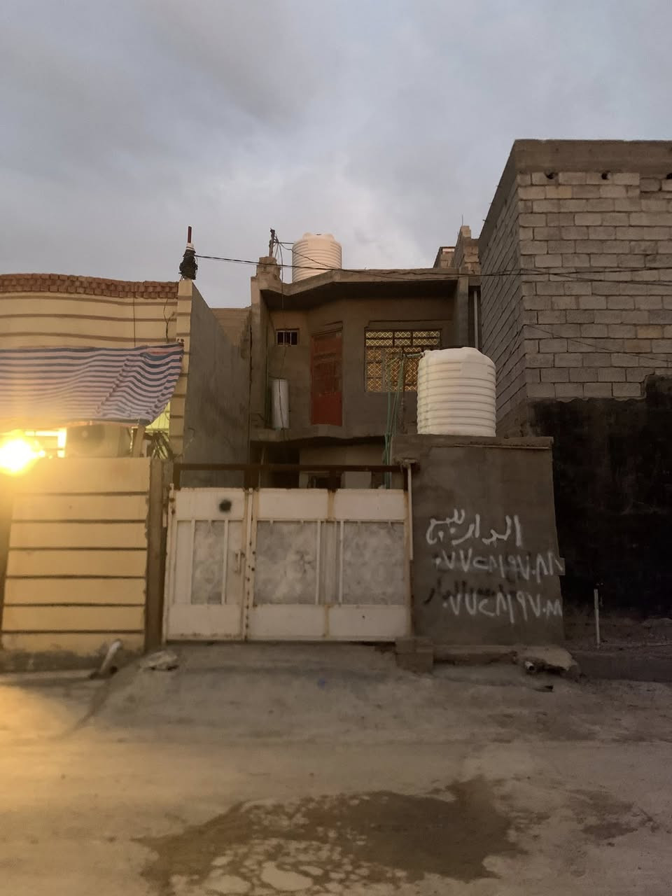 سلام عليكم  دار البيع مساحه ١٠٠ بيت كامل مكمل قاطين غرف النوم ٣+ستقبل +صاله البيت اكمل اي شخص مكتاب بيرود قرب جامع مدينه المنوره ومستعجل عبيع كلش هاذ رقم ‭٠٧٧٢ ٨١٩ ٧٠٨٨‬
