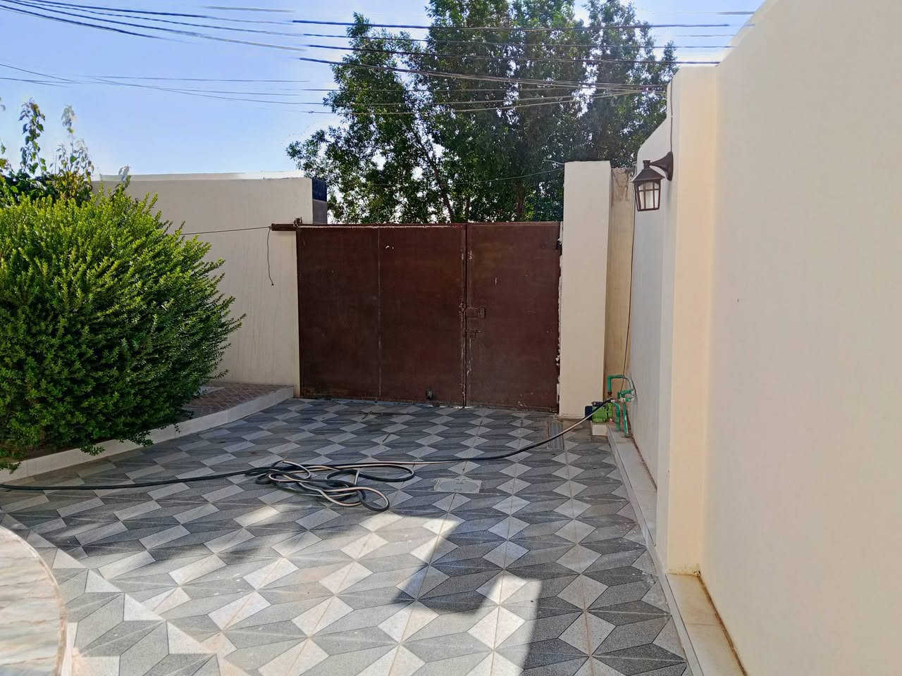 بيت طابق واحد للبيع في القلعة المساحة 250 على نهر الأسحاقي بدون طابو غرفتين صالة وموزع ومطبخ مؤثث بالكامل  درجة اولى .. السعر 65 مليون قابل للتفاوض للأستفسار الاتصال ..او مراسلة على الواتساب  *********** و***********
