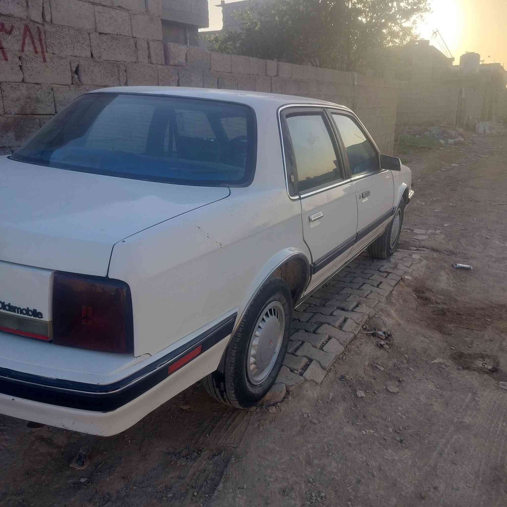 السلام عليكم سيارة اولدز للبيع رقم بغداد موديل 90 نضيفة كاملة من كلشي نقصها كمبريسر سيارة بلادية بيها بس تلث قطع صبغ اثر جراد للاستفسار الاتصال على الرقم ***********
