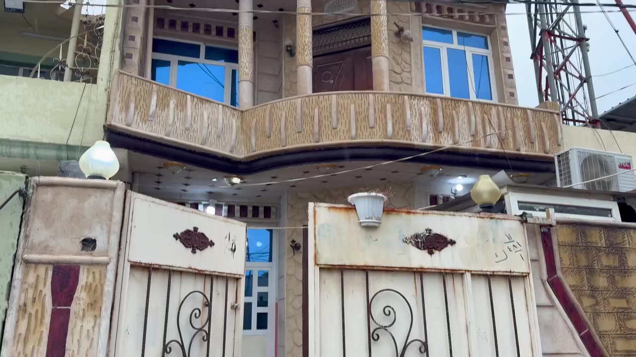 🏠بيت للبيع  120 متر طابو صرف
📍في دارة كنارة  

🔴محتويات البيت {الطابق الاول غرفة نوم و صاله و مطبخ و استقبال و حمام وفي الحوش مطبخ حار و تواليت خارجي. الطابق الثاني غرفة  نوم كبير  مع صاله} 

🔴اغراض البيت. 5 بنكات السقفيه. مع سبلت مع كاونتر في المطبخ. مع كيزر و ماطور ماء  

💸السعر 85 و بيها مجال
📞***********
