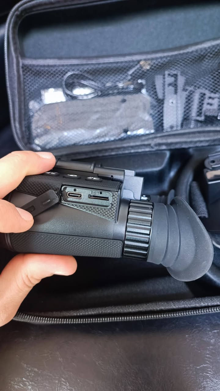 منظار رؤية ليلية رقمي
التكبير (Zoom): تكبير رقمي 8x 

التخزين: يدعم بطاقة Micro SD حتى 32 جيجابايت

​الشاشة الداخلية: شاشتان بدقة 390 \times 320 بكسل، تعطي إيحاءً بالرؤية المجسمة (3D).

​دقة الفيديو: تصوير حقيقي بدقة 1080p (Full HD) أو 2.5K 

​البطارية: ليثيوم مدمجة سعة 3000 مللي أمبير

​الوزن: خفيف (حوالي 400 جرام) ليتناسب مع التثبيت على الرأس أو الخوذة.


**إذا كنت صاحب هذا الإعلان وتريد حذفه لأي سبب، رجاءا أرسل رسالة إلى الدعم الفني**