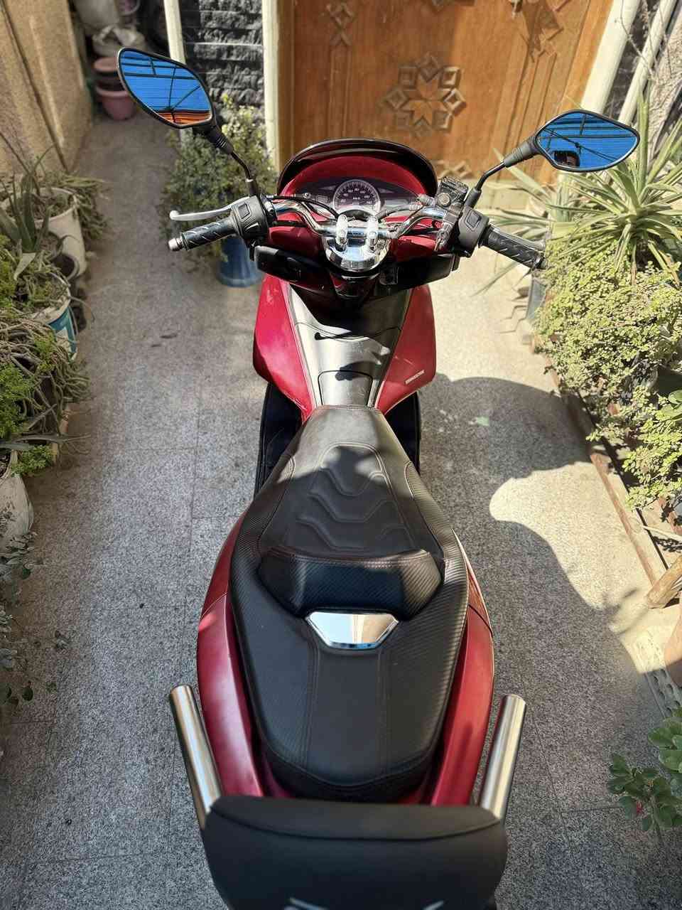 السلام عليكم pcx للبيع
موديل 16 ياباني JF مكينة 125 cc  المواصفات حساس ازدحام  و ستان كهربائي 

الدراجة نظيفة لكن بيها بعض النقوصات مثل الكفرات كم كسر بيهن وحساس الازدحام ميشتغل الدكمة بيها قطع ابيع فقط كفالة مكينة ممفتوحة السعر مليون بيها مجال بسيط العنوان الشعب حي اور ***********
