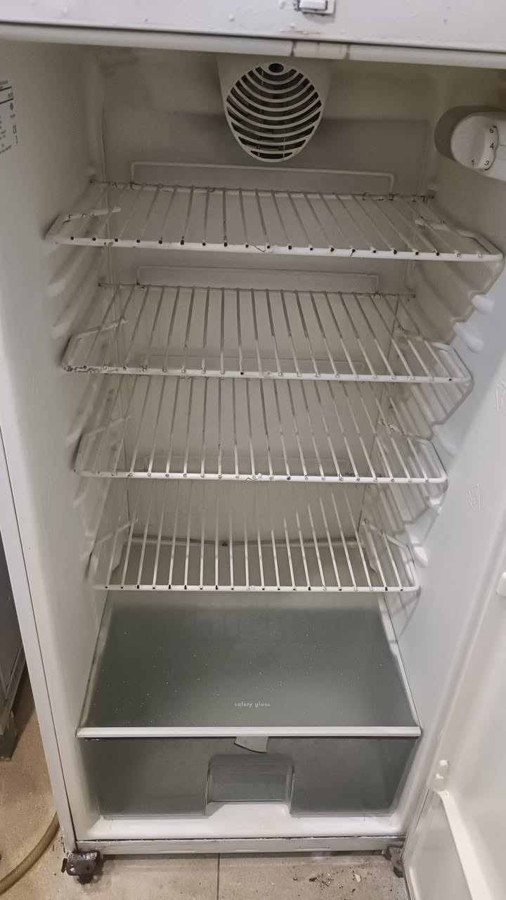 للبيع ثلاجة ١٦ قدم بلادية مو مصلحة ب١٦٠ الف
 للتواصل ***********
