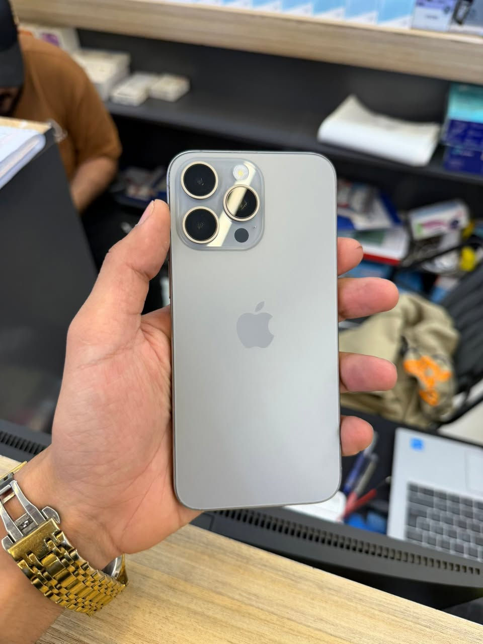 ايفون 15pro ماكس  ذاكره 256  بطاريه 87 مبدل فقط ضهر واكو فطر بل شاشه حيل صغير تواصل ***********
