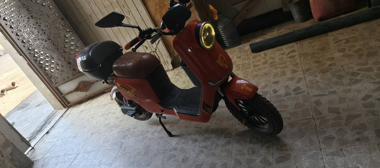 دراجة كهربائية شبه جديدة للبيع (مديل 2026) 🚲🔥
لأصحاب النصيب.. دراجة كهربائية نظيفة جداً ومستعملة أقل من شهر فقط (بحالة الوكالة وما متعوبة أبد).
​⚙️ المواصفات والمميزات:
​الموديل: 2026.
​اللون: برتقالي مميز ويخبل 🧡.
​النظافة: 10/10، أخت الجديد وما بيها أي نقص أو عيب.
​الملحقات: تجي مع كامل أغراضها الأصلية.
​🎁 الهدايا والإضافات مجاناً مع الدراجة:
​خوذة رأس أصلية ونظيفة (ما متعوبة).
​صندوق خلفي مضاف للدراجة لغرض الحاجيات.
​💰 السعر:
​660 ألف دينار (وبيــها مـجال قليل للشراي الطيب والجاد) 🤝.
​📍 المكان: [ البصرة / صبخة العرب قرب مدرسة الفراهيدي ]
📞 للتواصل والاستفسار: [*********** ] أو راسلني خاص.
