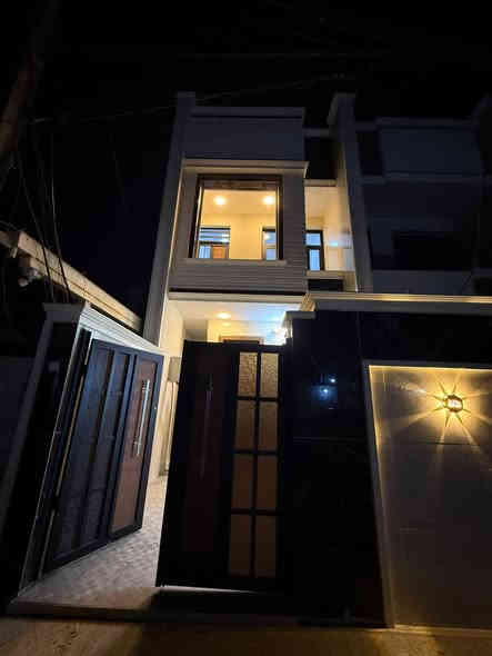 الدار للبيع 🏡 السعر /233وبي مجال 💛
بناء درجة اولى 
الشعب شارع عدن مقابيل مطعم حجي عادل
المساحة 100 م 
يحتوي الطابق الارضي على كراج وخدمات خارجية ومغسلة 
الدار مدخلين 👌👌
استقبال ومطبخ حار وبارد ومنور وخدمات وغرفة نوم
ويحتوي الطابق الثاني على غرفتين نوم وخدمات ومكان غسالة وبيتونة كبيرة
وسطحين 
(للاستفسار اكثر يرجى الاتصال على الرقم 
متواجد هذا الرقم على الواتس اب والماسنجر (*********** )
او على الرقم التالي ***********
او زيارة مكتب تبارك للعقار والمقاولات الكائن في شارع الاسواق المركزية قرب مطعم ميامي
