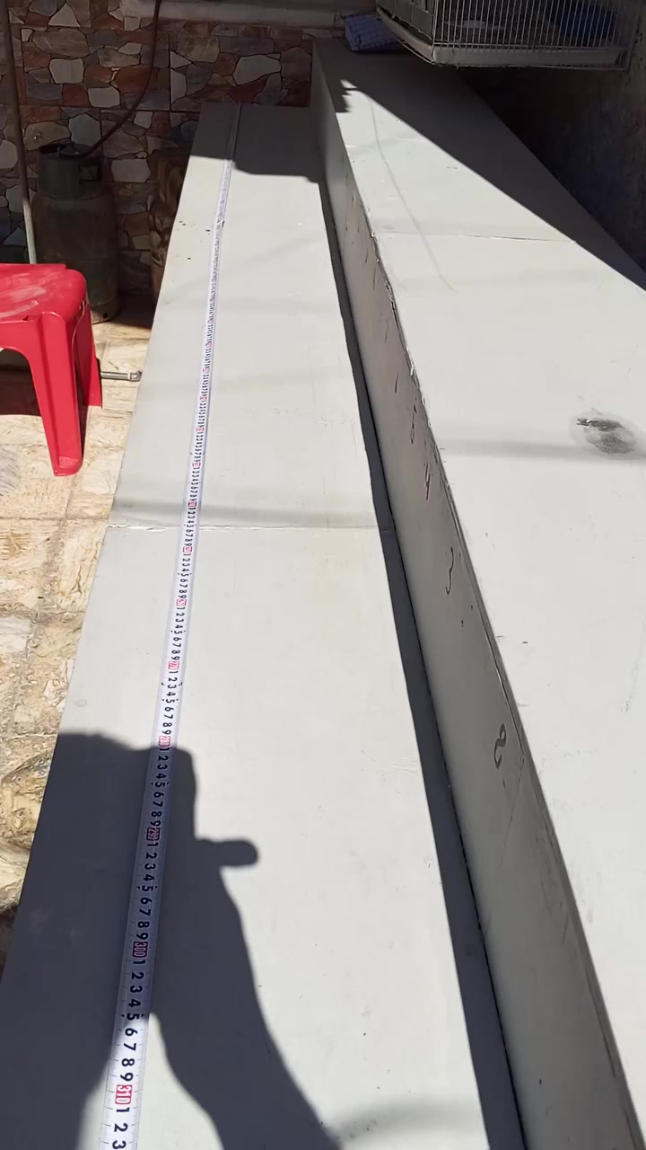 ميز حديد مغلف خشب يكون على شكل بايتين كما موضح بالفيديو
الطول 3متر  و 30سم 
الخانه الاول عرضها 37سم 
الخانه الثانية عرضها 34سم
بغداد الحرية ***********
السعر 60
