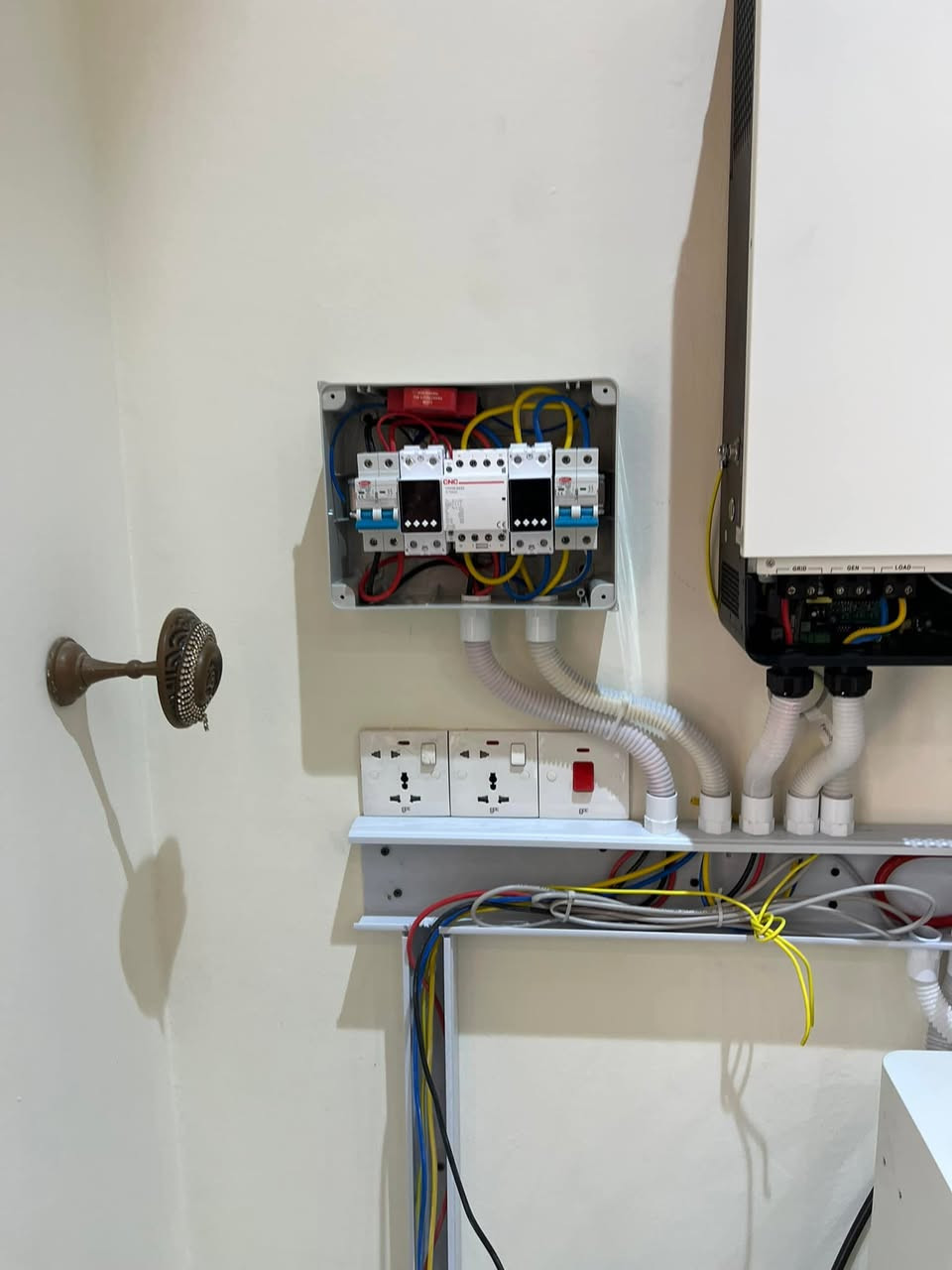 تم بعون الله تنصيب منضومة طاقة شمسية 
30امبير نهاري ليلي
/بطارية 15kw عدد2 نوع فلستي سولر 🔋
/انفيرتر 8kw نوع فلستي فولر
/الواح نوع لونجي هيمو x10 عدد 14
للمراسلة والاستفسار على الارقام ***********-***********
موقع المكتب بابل الحصوة
