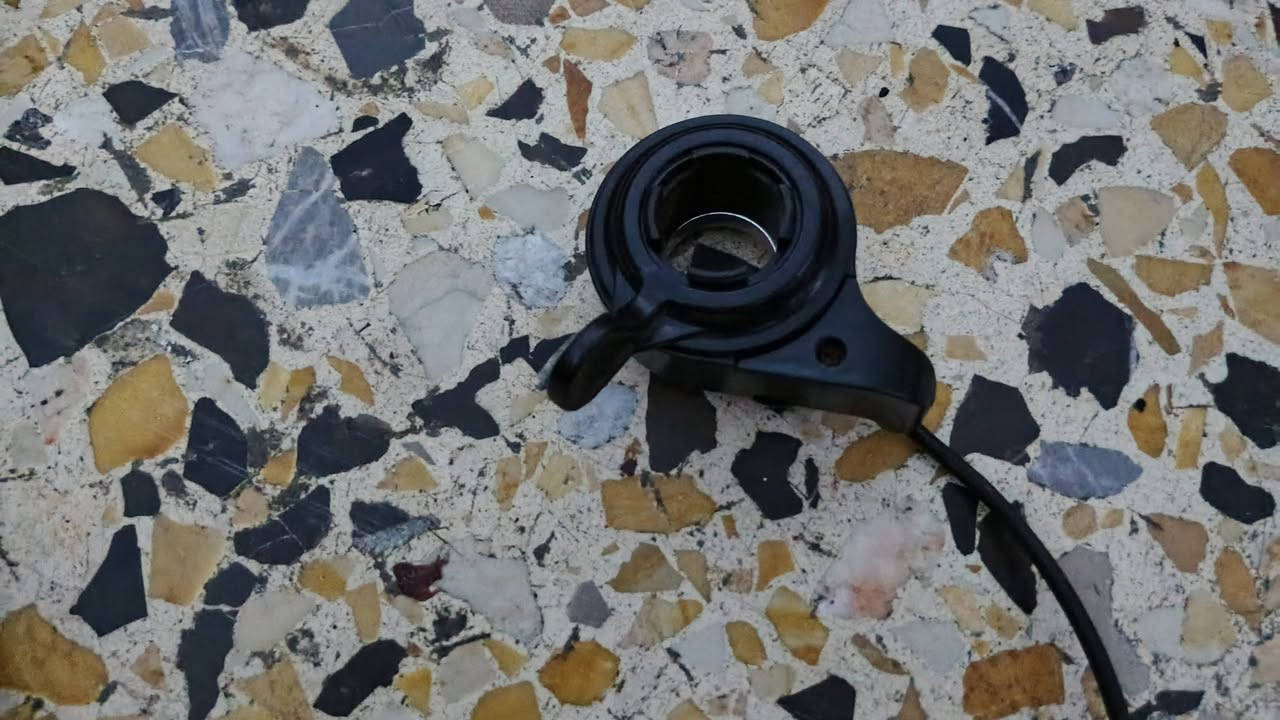 سلام عليكم عندي عقل 2 وسكليتر وشاشه ابيعهن فحم 10 توصيل ما عندي مكان مدينة صدر رقم ***********
