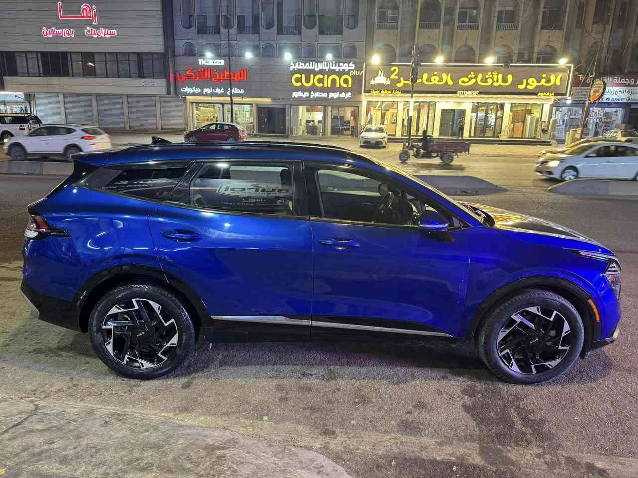 Kia sportage Sx  Prestige 2023 from USA
السيارة امريكية ضربتها جاملغ ( بدلته غير لون و صبغته ) و الباب ضربه بسيطة عكس جهة السايق

عجلات 19 بوصة – تصميم Gloss Black أنيق.  ￼

 مصابيح LED أمامية وخلفية مع أضواء ضباب LED.  ￼

 زجاج بحماية من الشمس (Solar control glass).  

مقاعد أمامية مبردة ومُدفّاة (Ventilated & Heated seats).  ￼

 عجلة قيادة مُدفّأة.  ￼

 مقعد أمامي كهربائي قابل للتعديل (8 اتجاهات)

نظام مراقبة البقعة العمياء (Blind-Spot View Monitor). كاميرا 360 درجة (Surround View Monitor) تساعد في الرجوع والركن.  ￼

 شاشة عرض معلومات وملاحة عالية الوضوح (عادة 12.3″ في الفئة الكاملة).  ￼

 نظام صوتي ممتاز (مثل Harman Kardon )

مساعدة ركن السيارة وأجهزة استشعار أمامية وخلفية.  ￼

 مساعدة تجنّب التصادم عند الرجوع.  ￼

 أنظمة مساعدة السائق الذكية (مثل Cruise Control الذكي والقيادة على الطرقات السريعة)

السيارة استيرادي الخاص .

للتواصل على حساب الفيس

او على الرقم***********

