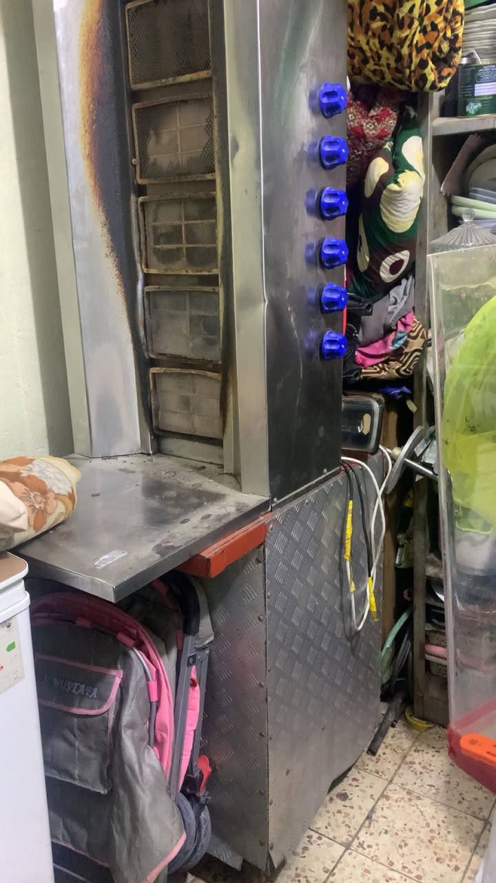 شواية كص شغل درجة أولى نضيفة ٦ عيون كلهه شغالة مع ميز وشيش غذائي السعر ٢٥٠ مكاني مدينة الصدر الكيارة 
***********
