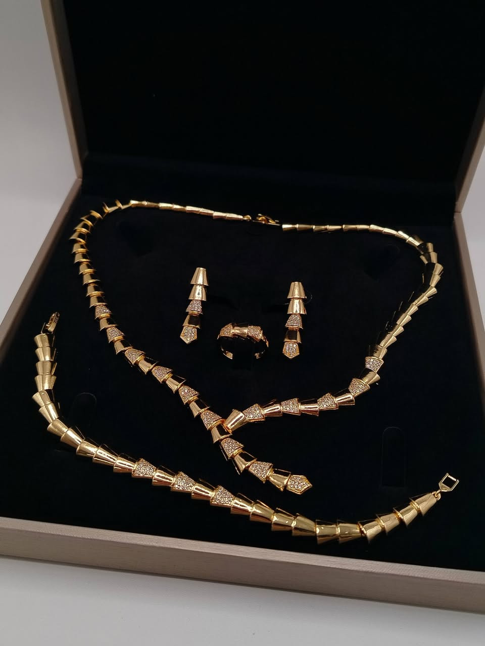 سيت ماركة بولكاري مختم مع الملحقات كامل يوجد توصيل جميع المحافظات


**إذا كنت صاحب هذا الإعلان وتريد حذفه لأي سبب، رجاءا أرسل رسالة إلى الدعم الفني**