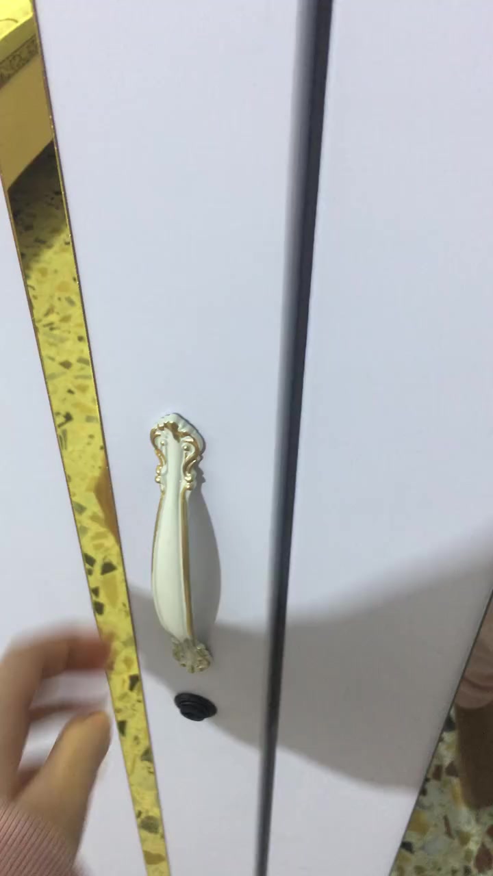 السلام عليكم
هذا الكنتور البارحه طلبته من بيج  ب ٣٠٠ و اليوم وصلني والله ما مستخدم و لا حاطه بيه شي ، اني طلبت كنتور معين و دزولي غيره من حچيت وياهم مقبلو يبدلون و يگولون صوچكم ما تأكدتوا و سلمتهم ل الله و أريد ابيعه لان ابد ميلوگ وي غرفتي
العرض ٢٠٠
ارتفاع ٢١٠
عمق ٥٥


**إذا كنت صاحب هذا الإعلان وتريد حذفه لأي سبب، رجاءا أرسل رسالة إلى الدعم الفني**