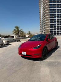 تسلا موديل Y performance 2023 عدسة حمرا    ماشيه 40000كيلو مو ميل   ال...