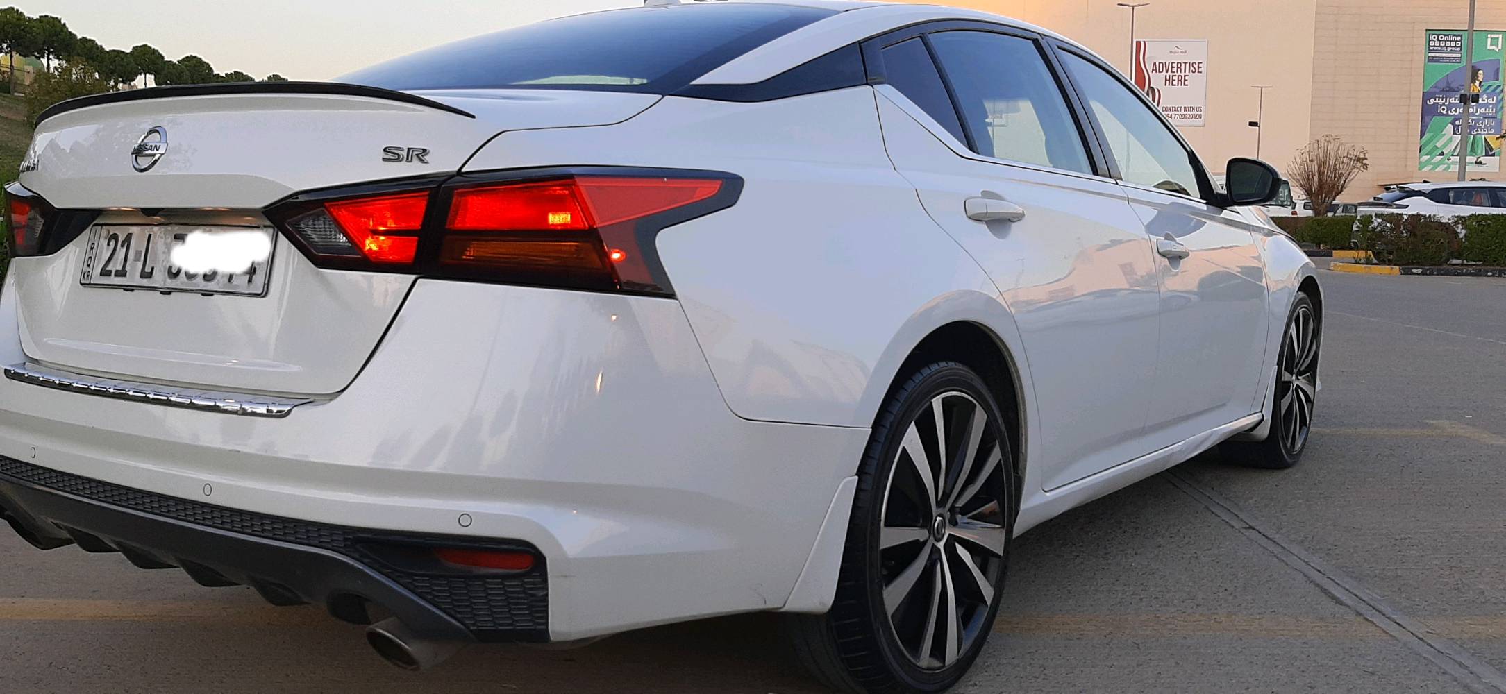 سيارة نيسان ألتيما موديل جديد لون أبيض لؤلؤي. تتميز بتصميم أنيق وحديث، مع جناح خلفي رياضي وجنوط كبيرة تعطي مظهر جذاب. داخلية من الجلد الفاخر مع وسائل راحة متقدمة. السيارة بحالة ممتازة مع القليل من الاستخدام. الأسعار قابلة للتفاوض لمشتري جاد.