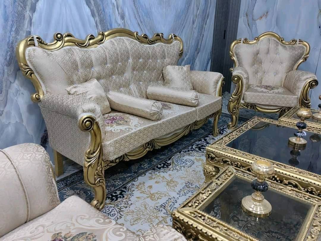 هذا تخم جميل وفخم يتكون من مجموعة كراسي وكراسي مزدوجة مع طاولات زجاجية. يتميز بتصاميمه الرائعة وحفره الذهبي الفاخر الذي يمنحه لمسة من الأناقة. الأقمشة المستخدمة ذات جودة عالية وبألوان متعددة تناسب مختلف الأذواق. مناسب لغرف المعيشة الكبيرة حيث يضفي عليها جمالاً ورونقًا مميزًا. 